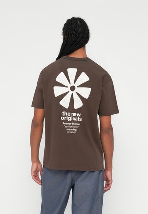 ANANSE ADINKRA TEE - Camiseta estampada - acid brown