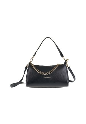 Sac à main en cuir noir texturé avec des détails en chaîne dorée, anse supérieure, bandoulière amovible et petite plaque de logo à l'avant.