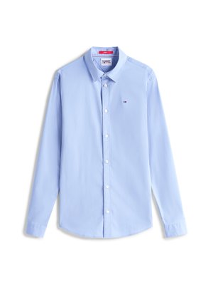 Chemise à manches longues bleu clair en tissu coton avec un col pointu, patte de boutonnage et petit logo sur la poitrine. Ourlet droit et texture lisse.