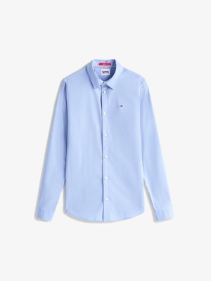 Chemise à manches longues bleu clair en tissu coton avec un col pointu, patte de boutonnage et petit logo sur la poitrine. Ourlet droit et texture lisse.