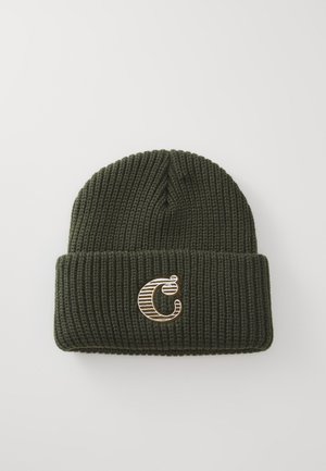 Gorro de malha em verde escuro com textura canelada. Apresenta um punho dobrado e a letra "C" bordada em dourado na frente.