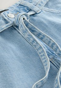 Next REGULAR FIT - TIE WAIST  - Džinsiniai šortai - bleach