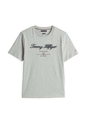 T-shirt en coton gris avec encolure en V, manches courtes, et "Tommy Hilfiger" imprimé en bleu marine. Comprend des détails de marque et la date de création.