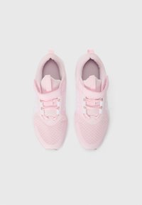 Baskets de sport roses avec une empeigne en mesh, présentant des accents blancs, un design à lacets et un col rembourré pour le confort.