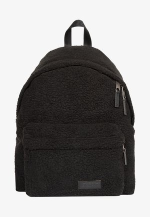 Sac à dos en polaire noire texturée avec une poche avant zippée, deux curseurs de fermeture éclair en haut et une petite boucle de poignée au centre supérieur.