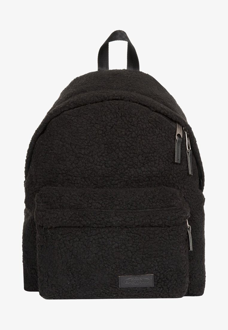Sac à dos en polaire noire texturée avec une poche avant zippée, deux curseurs de fermeture éclair en haut et une petite boucle de poignée au centre supérieur.