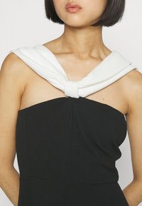 WAL G PETITE ALIA OFF SHOULDER SKATER - Φόρεμα από ζέρσεϊ - black/white