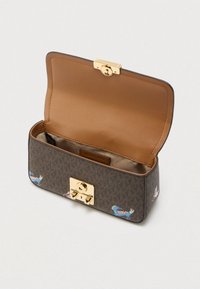 Bolso marrón con patrón y cierre dorado, con un interior de color marrón claro. Ilustraciones destacadas de animales en el exterior.