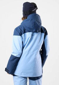 Niebieska i jasnoniebieska kurtka narciarska z kapturem, stójką i ciemnoniebieskimi akcentami na rękawach; charakteryzuje się wodoodpornym designem i regulowanymi mankietami.