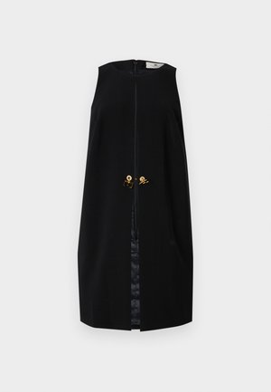 Črna brezrokavna obleka z visokim ovratnikom, ki ima sprednji zadrgo in zlate detajle blizu roba. Gladek teksturiran material, dolžina do kolen.