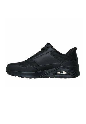 Zapato deportivo negro hecho de cuero sintético y malla, con punta redondeada, cordones en la parte frontal y amortiguación de aire visible en la suela.