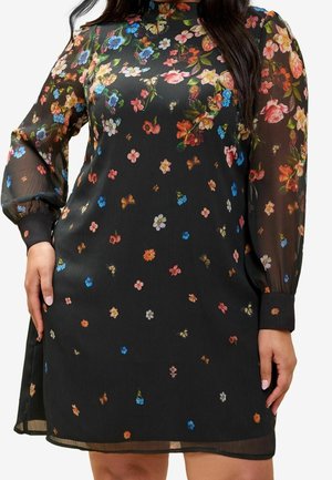 Czarna sukienka w kwiaty z przezroczystą nakładką, długimi bufiastymi rękawami i wysokim kołnierzem, ozdobiona kolorowymi kwiatami i motylami.