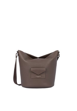 Sac seau en cuir marron texturé avec une bandoulière ajustable et un rabat de poche avant portant l’étiquette Lancaster Paris.