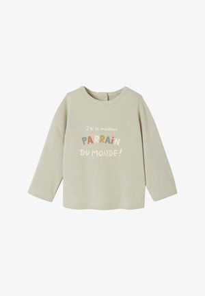 Hellbeige Langarmshirt aus weicher Baumwolle. Mit buntem Text: „J'ai le meilleur PARRAIN du monde!“ auf der Vorderseite in verschiedenen Schriftarten.
