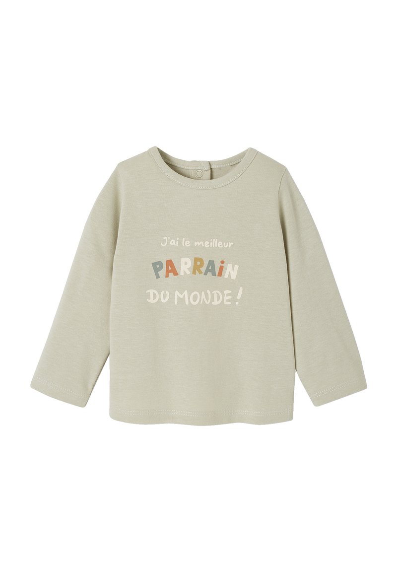 Hellbeige Langarmshirt aus weicher Baumwolle. Mit buntem Text: „J'ai le meilleur PARRAIN du monde!“ auf der Vorderseite in verschiedenen Schriftarten.