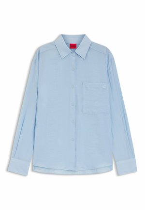 Lyseblå skjorte med lange ærmer med knapper, spids krave og forlomme med hvidt lille logo.