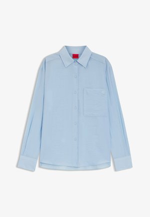 Lyseblå skjorte med lange ærmer med knapper, spids krave og forlomme med hvidt lille logo.