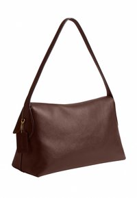 Sac à épaule en cuir lisse marron foncé avec une seule sangle, forme rectangulaire, et petite étiquette en cuir attachée avec une chaîne dorée.