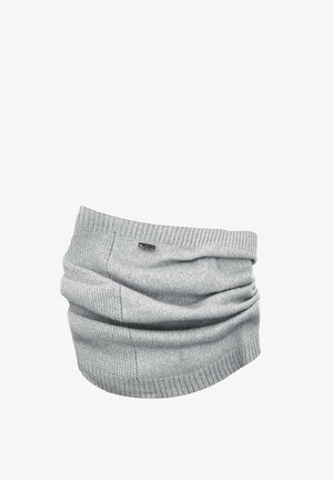 Hellgrauer, gestrickter Halswärmer mit gerippten Kanten und einem kleinen rechteckigen Metallmarkenetikett an der Seite.