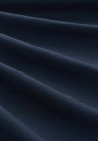 Tissu bleu marine foncé avec une texture lisse, présentant des ondulations subtiles et une finition mate. Conçu pour être polyvalent dans diverses applications.