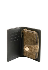 Portafoglio nero con un accento marrone testurizzato. Dotato di un compartimento con cerniera e fessure per carte. Ferramenta dorata che aggiunge contrasto e dettaglio.