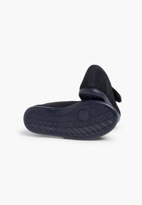 Zapatos slip-on azul marino con parte superior de suave ante, suela de goma y patrón de agarre texturizado, con un talón trasero para mayor comodidad y estabilidad.