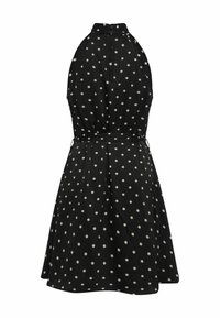 Rochie neagră cu buline albe, cu gât halter, corset ajustat, talie strânsă și fustă evazată. Închisă la spate cu un fermoar.