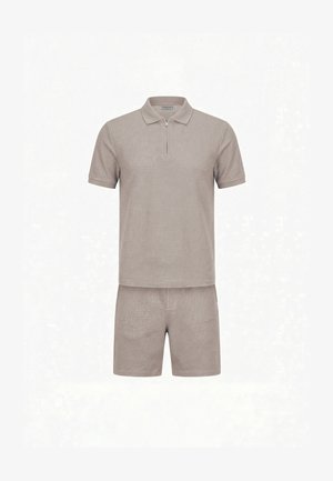 Kurzärmeliges Strick-Poloshirt mit Reißverschlusskragen in Taupefarbe, kombiniert mit passenden Strickshorts, auf weißem Hintergrund präsentiert.