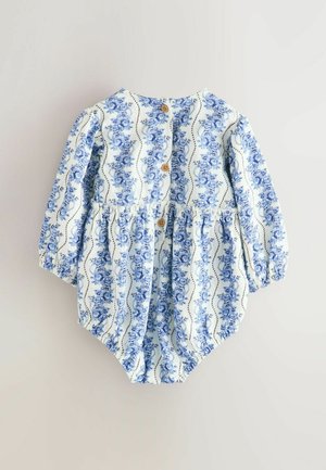 Baby-Overall mit langen Ärmeln im blauen Blumenmuster, gerafftem Taillenbereich und Holzknöpfen auf der Rückseite. Weicher Stoff mit hellblauem Hintergrund.