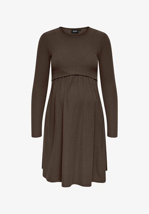 Bruine geribbelde lange mouw zwangerschapsjurk met een aansluitend lijfje en een zwijerige rok, met een geplooide naad onder de buste.