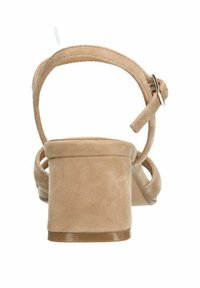 Beige suède sandalen met hakken, met een blokhak, enkelbandje en zijgesp. Gladde textuur en open ontwerp aan de zijkanten.