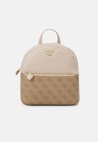 Mochila de cuero sintético beige con una parte superior redondeada, herrajes dorados, acentos en forma de corazón y una sección inferior con un patrón de monograma.