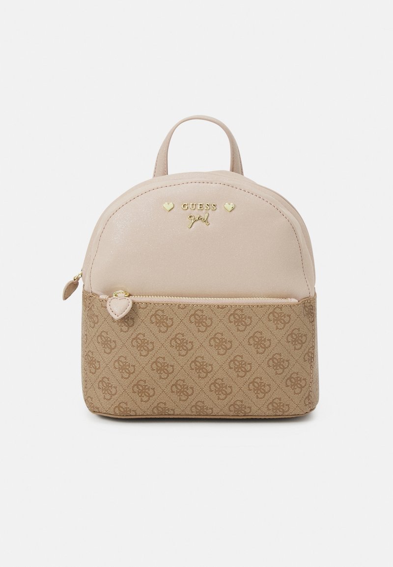 Mochila de cuero sintético beige con una parte superior redondeada, herrajes dorados, acentos en forma de corazón y una sección inferior con un patrón de monograma.