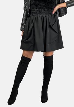 - Spódnica plisowana