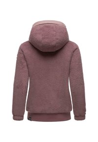 Sudadera de forro polar en un suave color malva con un acabado texturizado, que cuenta con capucha y puños acanalados. El diseño incluye un dobladillo curvado y una etiqueta de logo.