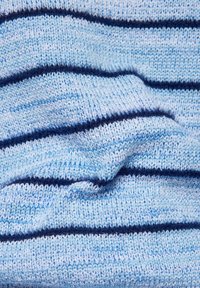 Hellblaues Strickgewebe mit dunkelblauen Streifen. Die Textur ist weich und leicht flauschig, die ein entspanntes und lässiges Design zeigt.