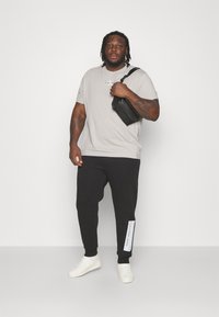 Calvin Klein Jeans Plus MONOLOGO TEE - Basic T-shirt - porpoise