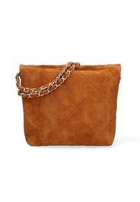 Borsa in suede marrone caldo, con texture trapuntata e tracolla in catena dorata. Forma rettangolare compatta con finitura morbida.