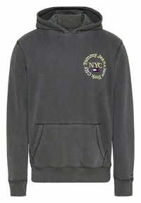 Ciemnoszara bluza z kapturem, z kieszenią z przodu i okrągłym, żó�łtym napisem "Tommy Jeans Nowy Jork NYC" oraz małym logo w kształcie flagi.