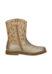 Metalen gouden enkelboot met een gestructureerde leren afwerking, voorzien van uitgesneden bladvormen en decoratieve stiksels, plus een zijrits.