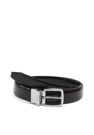 Ceinture en cuir noir enroulée avec une boucle métallique rectangulaire argentée gravée du nom de la marque "Liu Jo."