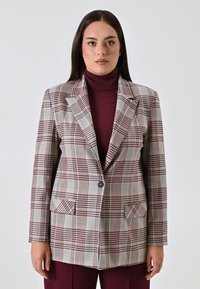 Glencheck-Blazer in Grau, Burgunderrot und Creme mit zwei Vorderaschen, einem Ein-Knopf-Verschluss und Reverskragen. Glatte Textur.