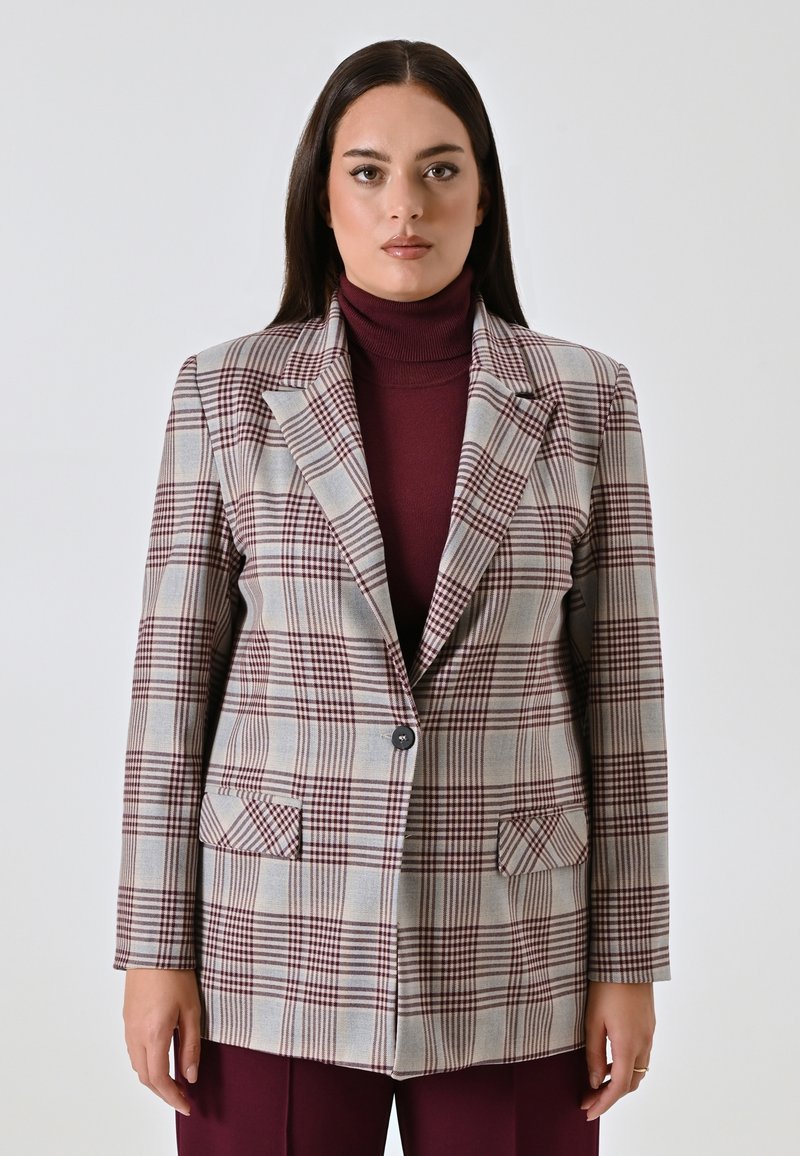 Glencheck-Blazer in Grau, Burgunderrot und Creme mit zwei Vorderaschen, einem Ein-Knopf-Verschluss und Reverskragen. Glatte Textur.