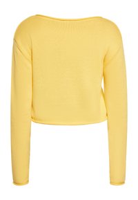 Maglione giallo corto con maniche lunghe, texture a coste e ampia scollatura rotonda. Tessuto liscio e morbido senza dettagli visibili.