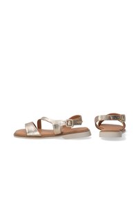 Metalen gouden sandalen met twee brede voorbanden, verstelbare enkelband en een platte rubberen zool. Soepele textuur en minimalistisch ontwerp.