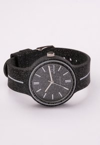 Reloj negro con una correa de silicona texturizada, que presenta un diseño moteado, marcadores de hora plateados y una corona de acero inoxidable.