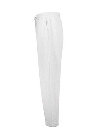 Pantalones de chándal gris claro con cintura elástica, cordón, bolsillos laterales y piernas cónicas, mostrados en vista lateral sobre fondo blanco.