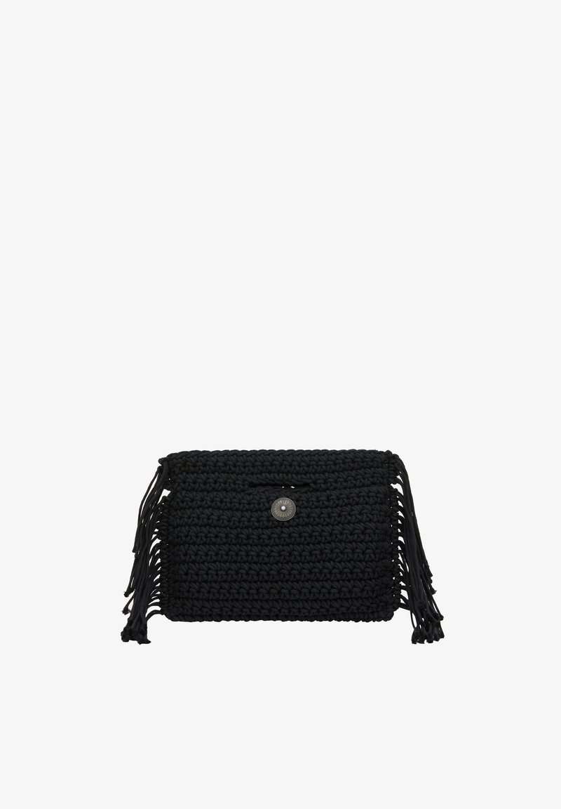 Sort hæklede taske med tekstureret overflade og frynse detaljer, der har en cirkulær metalknaplukning foran.