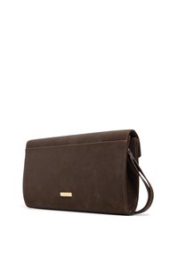 Brązowa skórzana kopertówka o gładkiej fakturze, prostokątnym kształcie i złotym akcencie logo. Posiada odpinany pasek na ramię.