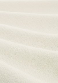 Weißer, strukturierter Stoff mit einer weichen, gewebten Optik, in sanften Falten präsentiert, die die glatte Oberfläche und den leichten Glanz betonen.